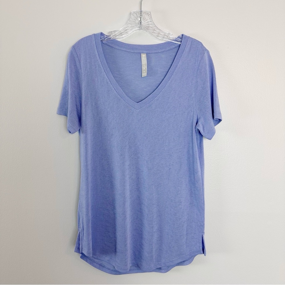Athleta Light Purple V-Neck Short Sleeve Medium Tee